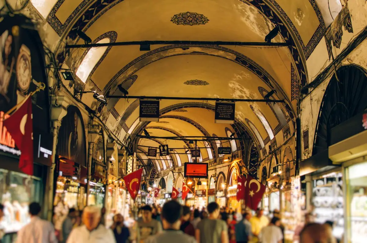 يعد سوق البازار الكبير في اسطنبول واحدًا من أقدم وأكبر الأسواق في العالم.