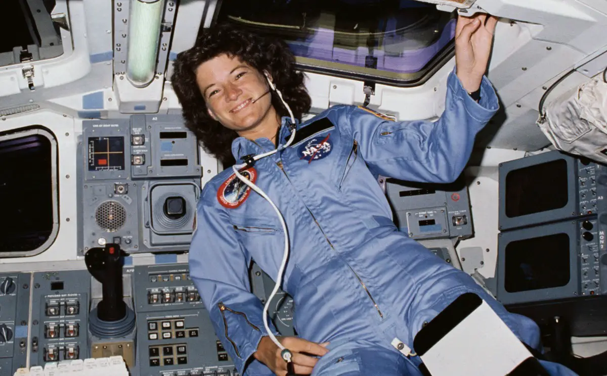 رائدة الفضاء (سالي رايد) في الفضاء: (سالي رايد) في مدار الأرض في الفضاء [نحن لا نشير هنا إلى أنها أول رائدة فضاء تختبر دورتها الشهرية في الفضاء].