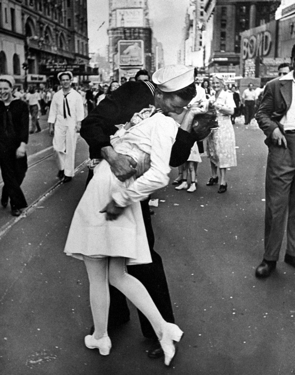 صورة القبلة الشهيرة في ساحة (تايمز) نيويورك يوم 14 آب/أغسطس 1945