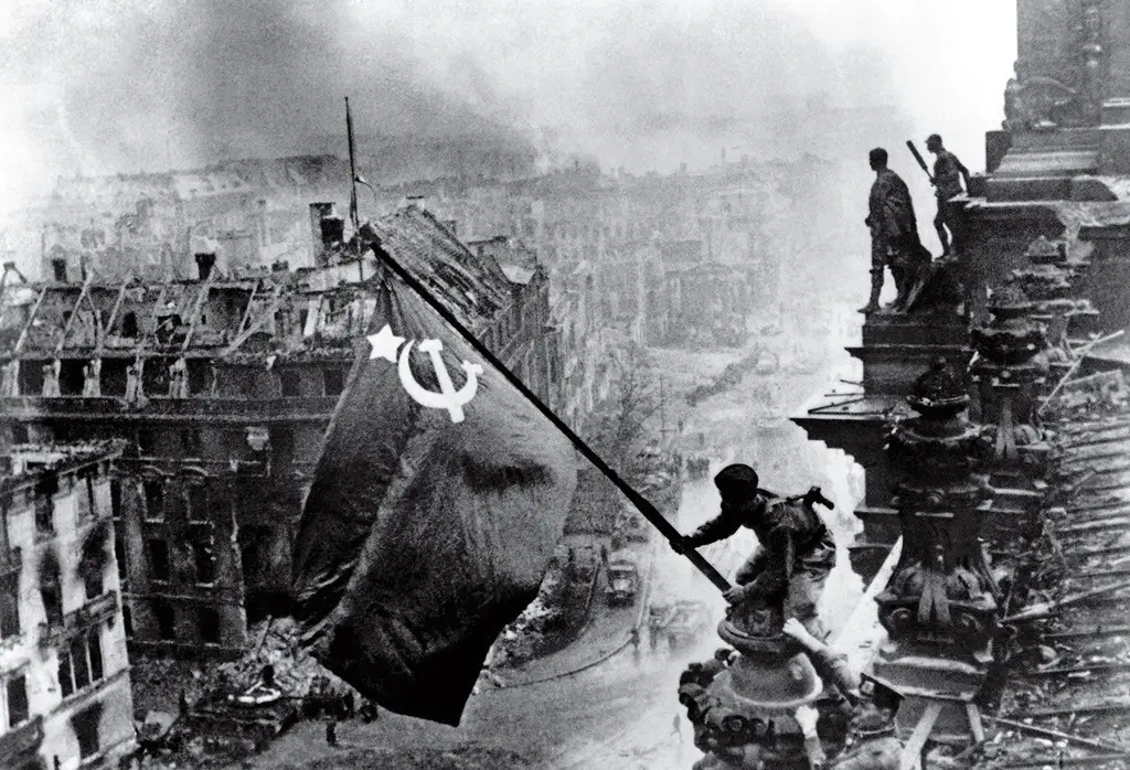 القوات السوفياتية وهي ترفع علمها فوق مبنى الرايخستاغ الألماني في برلين في 2 أيار/مايو 1945
