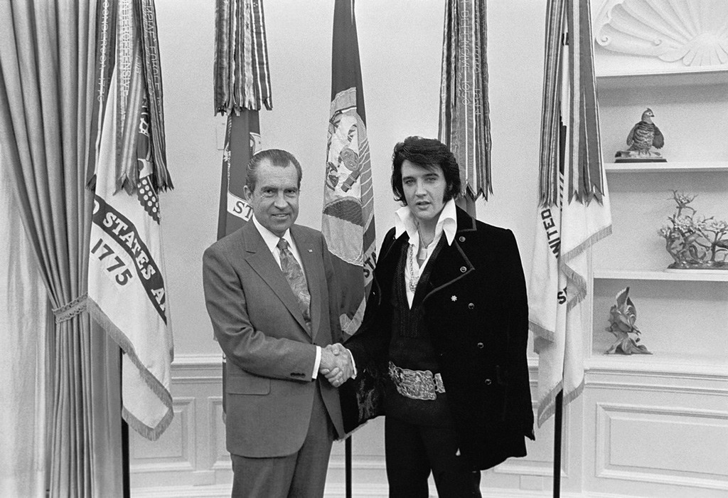 المغني الشهير (ألفيس بريسلي) وهو يلتقي بالرئيس (ريتشارد نيكسون) في البيت الأبيض في 21 كانون الأول/ديسمبر 1970