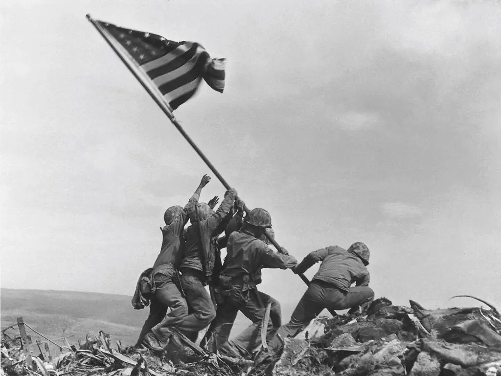 جنود أمريكيون وهم يرفعون أول علم لبلادهم فوق جبل (سوريباشي) في اليابان