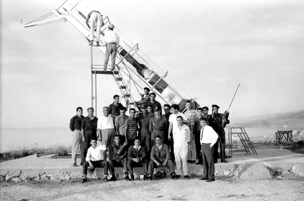 صورة جماعية التقطت قبل إطلاق صاروخ «أرز 3» سنة 1962.