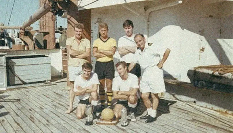 فريق لكرة القدم على متن إحدى سفن «الأسطول الأصفر».