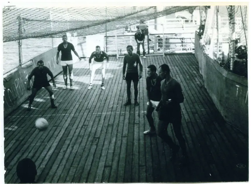 بحارة يلعبون كرة القدم على سطح السفينة.
