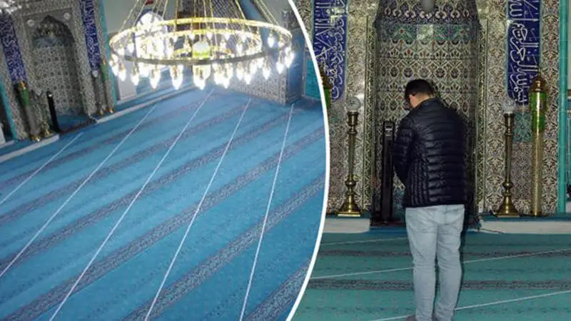 وضع شريط لاصق على أرضية المسجد لتوجيه المصلين نحو القبلة.