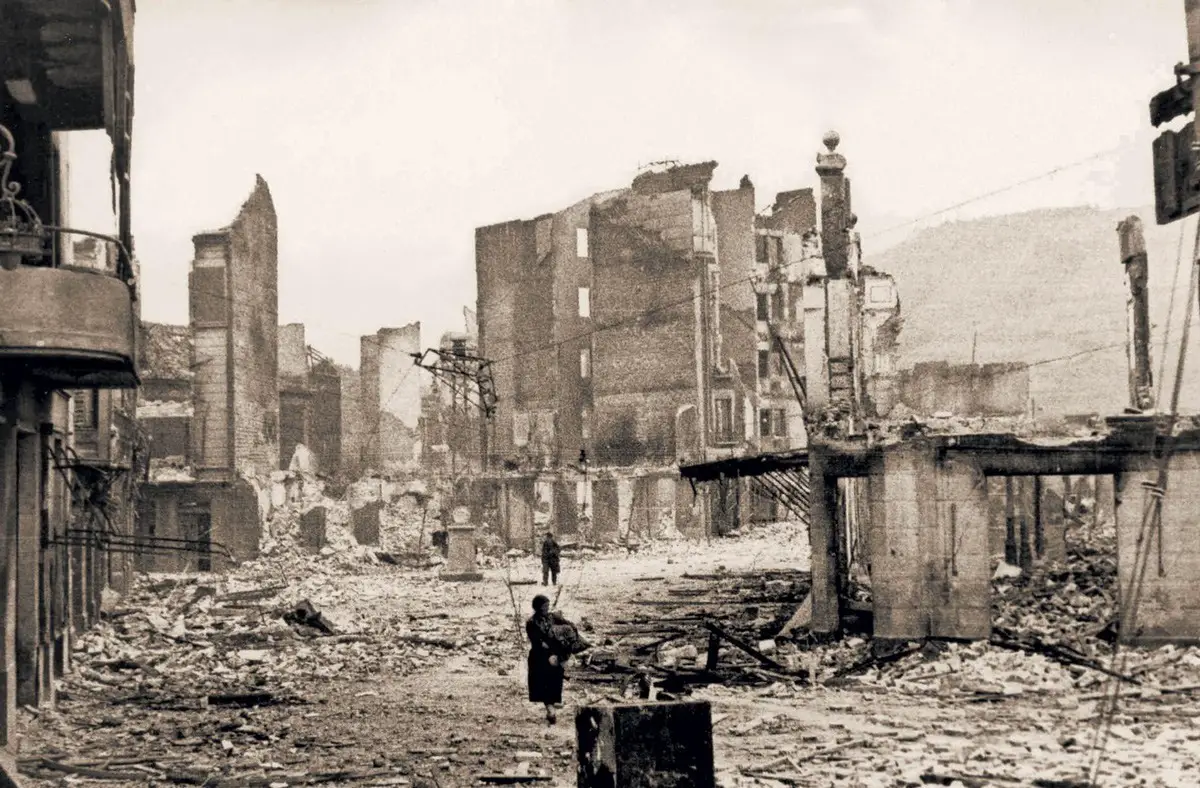 موت من السماء: مدينة (غيرنيكا) الإسبانية بعد القصف الألماني الإيطالي الكبير الذي تعرضت له.