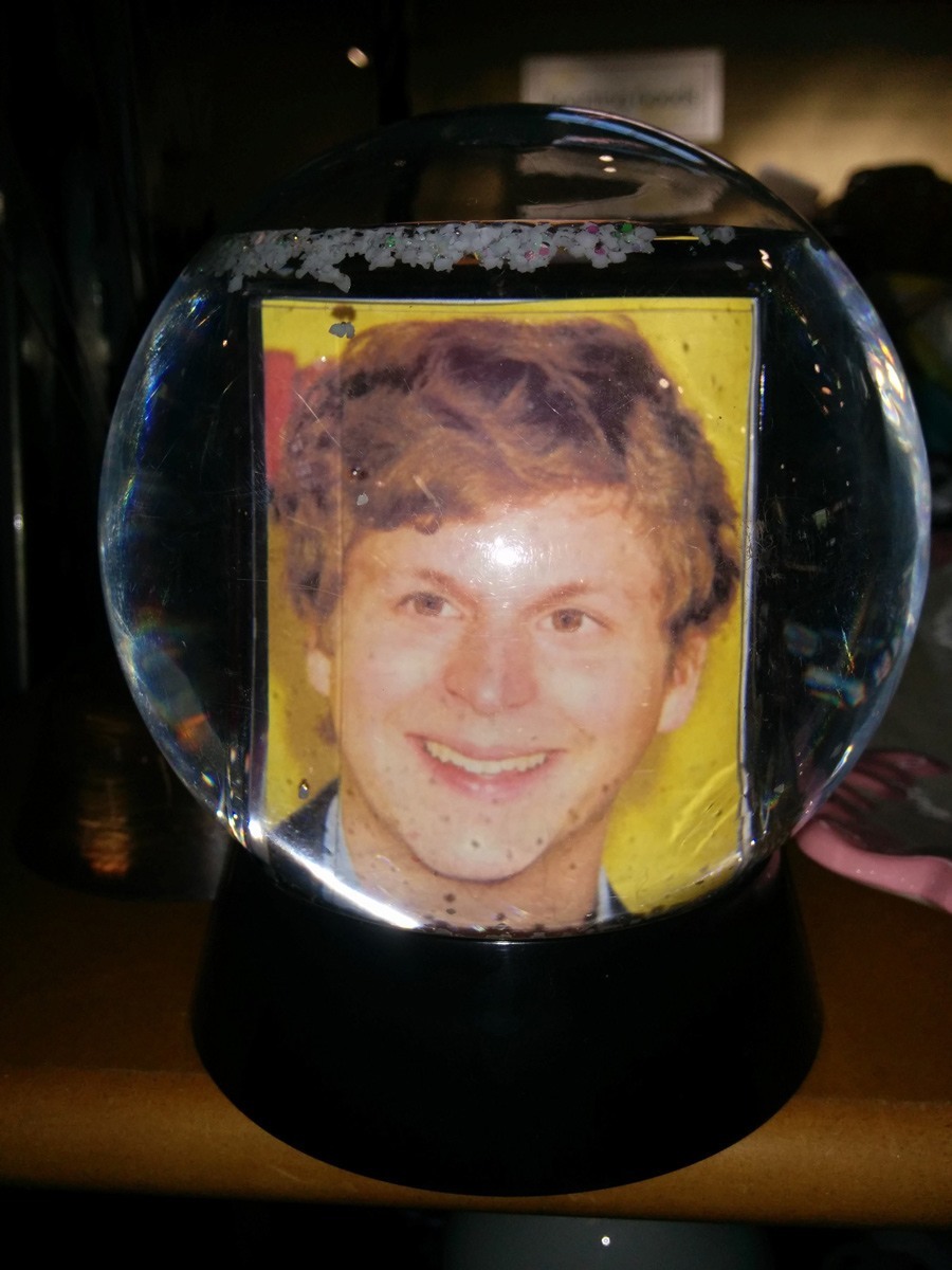 كرة ثلج زجاجية يدوية الصنع تحتوي على صورة (مايكل سيرا) بداخلها