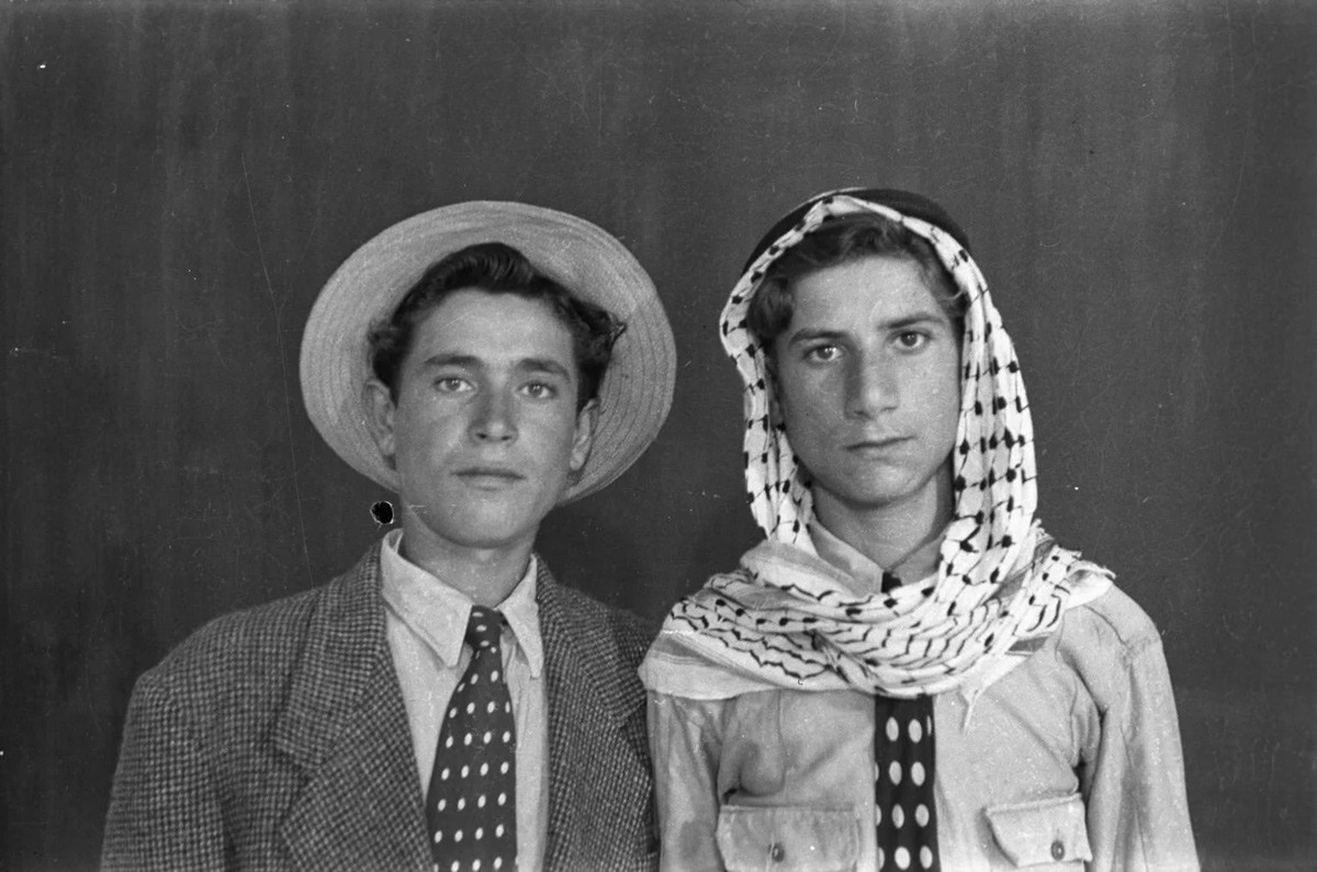 شابان من مدينة صيدا اللبنانية مجهولا الهوية في أزياء ظريفة في سنوات الخمسينات.