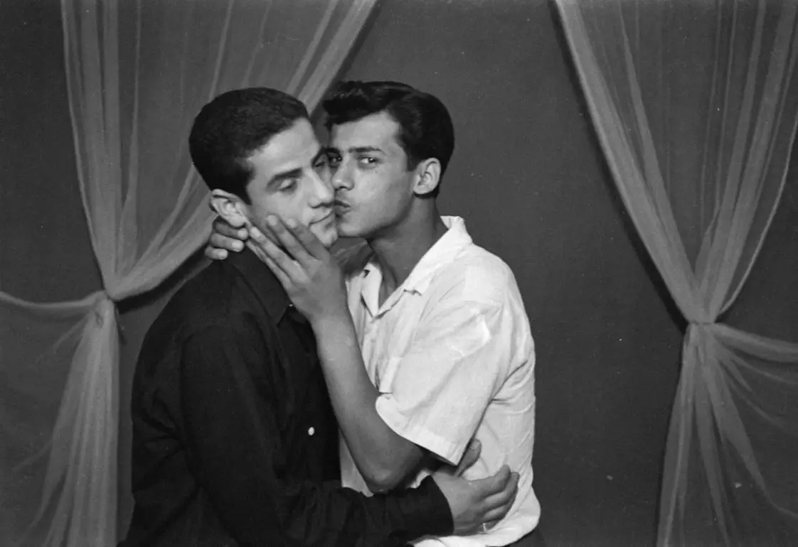 Vintage gay kissing — pic 5