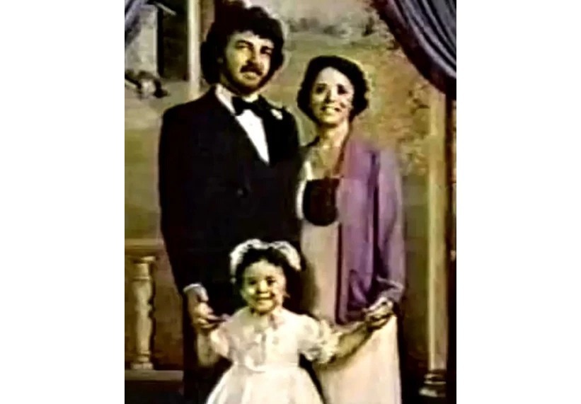 صورة عائلية لفتاة مع والديها