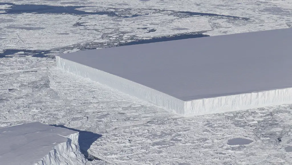 علماء ناسا يكتشفون جبلاً جليدياً مستطيل الشكل