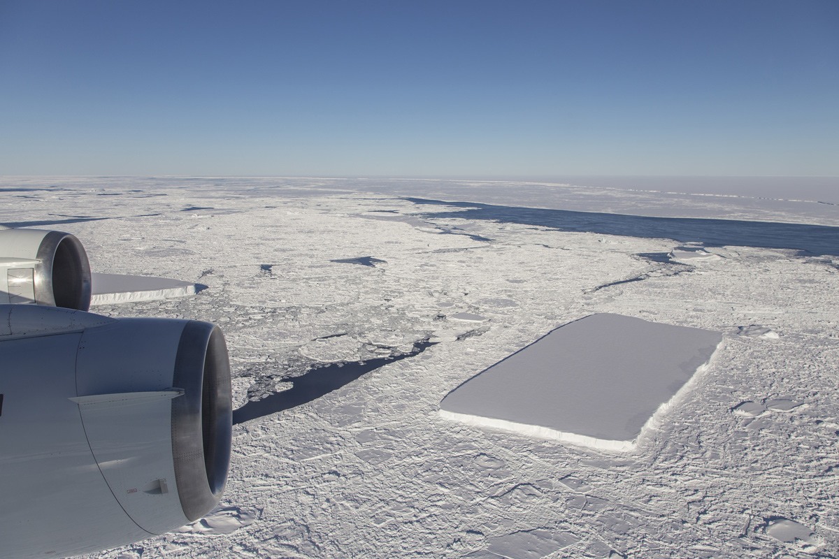 علماء ناسا يكتشفون جبلاً جليدياً مستطيل الشكل
