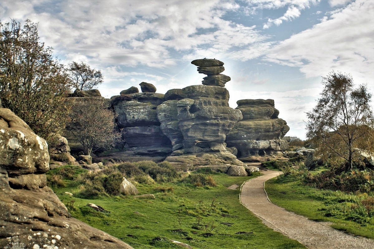 قامت مجموعة من المراهقين بدفع صخرة تشبه هذه التي في الصورة أعلاه من على جرف شديد الانحدار في (بريمهام) في إنجلترا.
