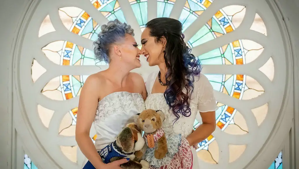 العروسان المثليتان اللتان أضرمتا النيران في فستاني زفافهما؛ صدمتا بالتعليقات المناهضة للمثلية على صورهما
