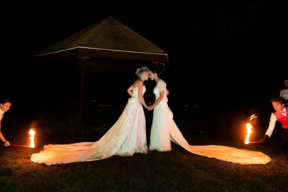 صورة التقطت قبيل إضرام النيران في فستاني الزفاف