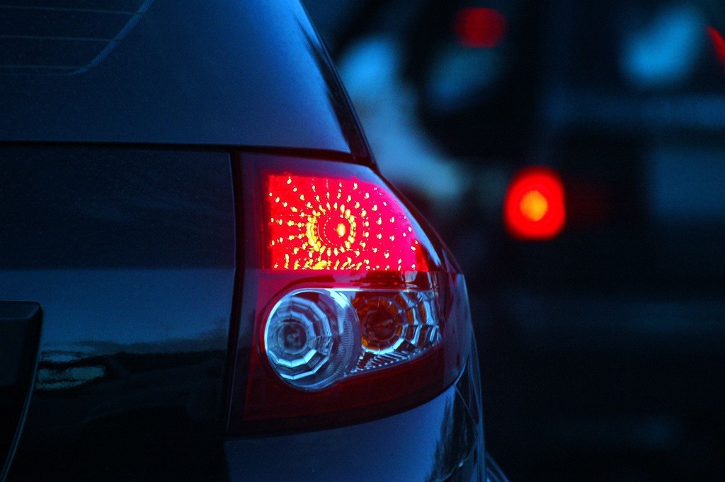 عدم استخدام أضواء الإشارة عند الالتفاف أثناء سياقة السيارة: