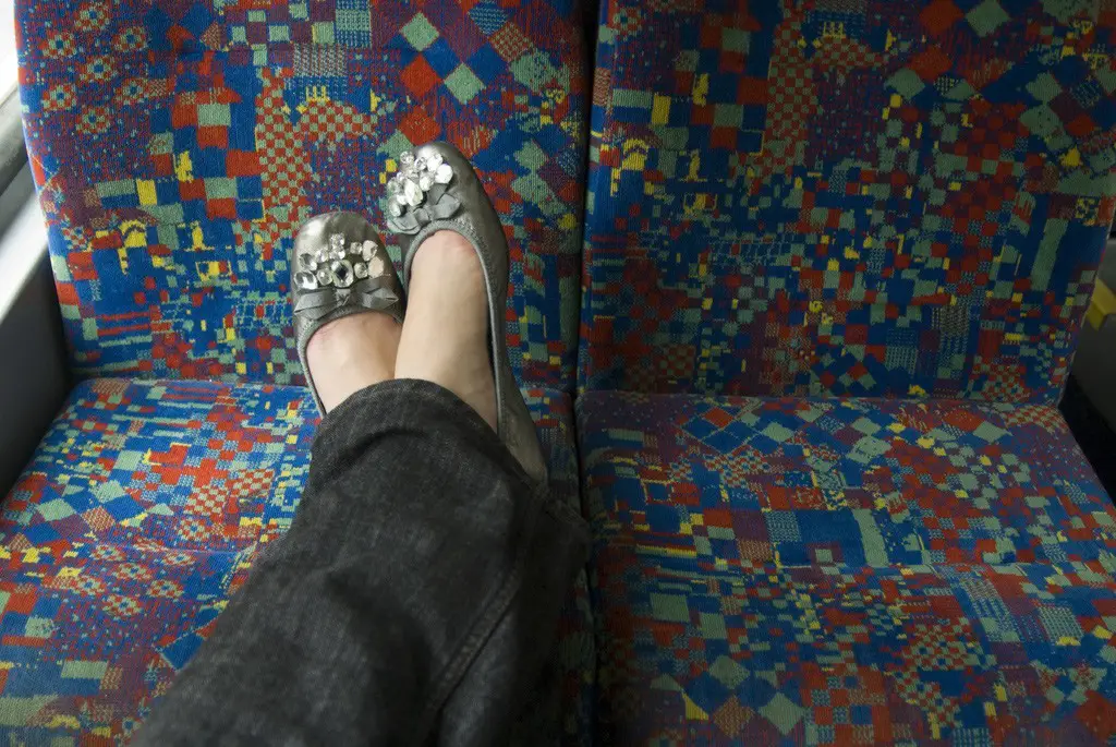 وضع قدميك على المكان المخصص لجلوس شخص آخر على مقاعد الطائرات أو القطارات أو الباصات: