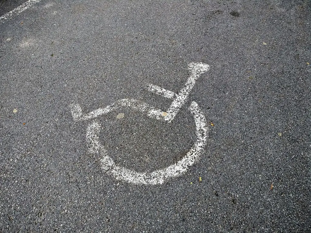 أن تركن سيارتك في المكان المخصص للأشخاص من ذوي الاحتياجات الخاصة: