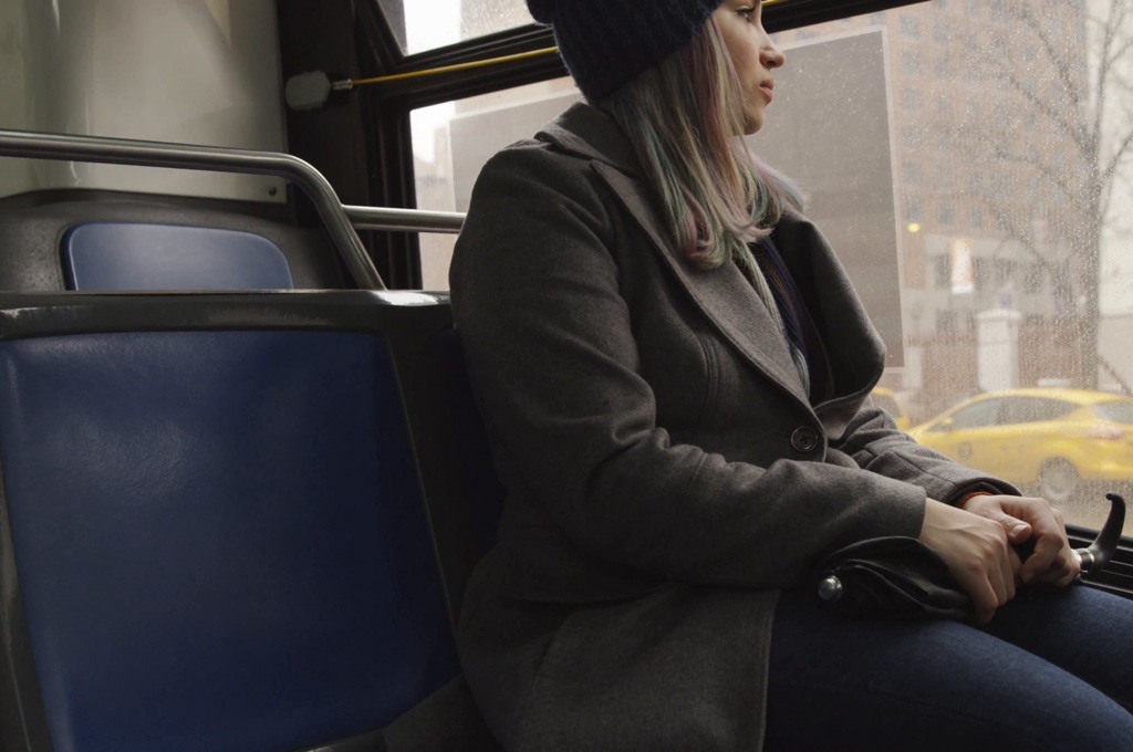 الجلوس بجانب شخص آخر في الحافلة بينما تكون جميع المقاعد شاغرة تقريباً: