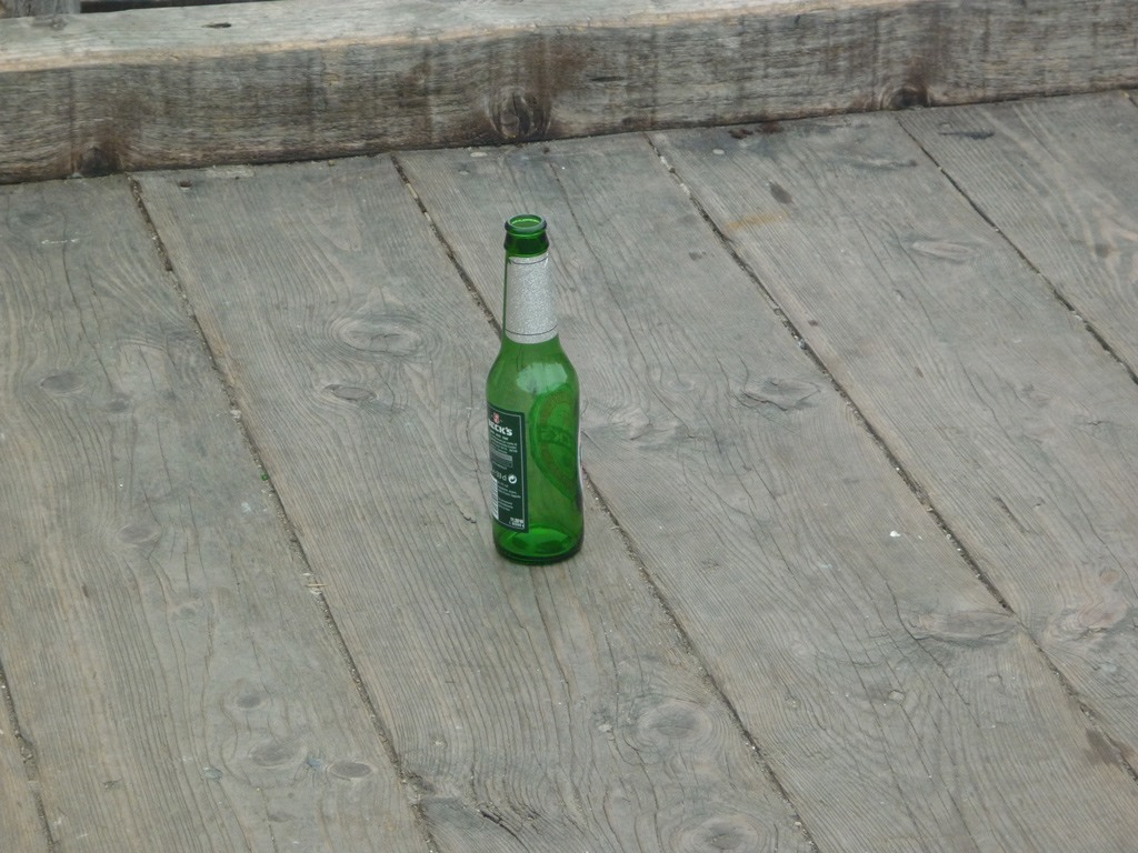 وضع زجاجات المشروب الفارغة على الأرض