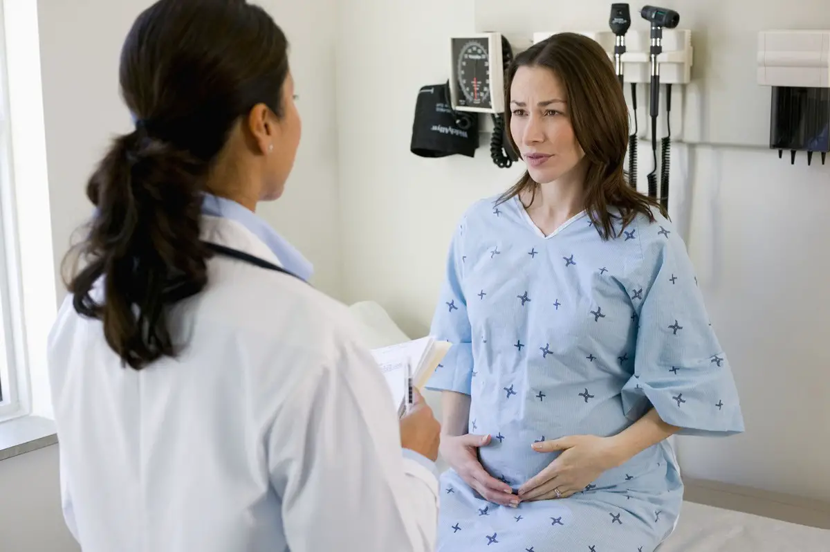 امرأة حامل في العيادة