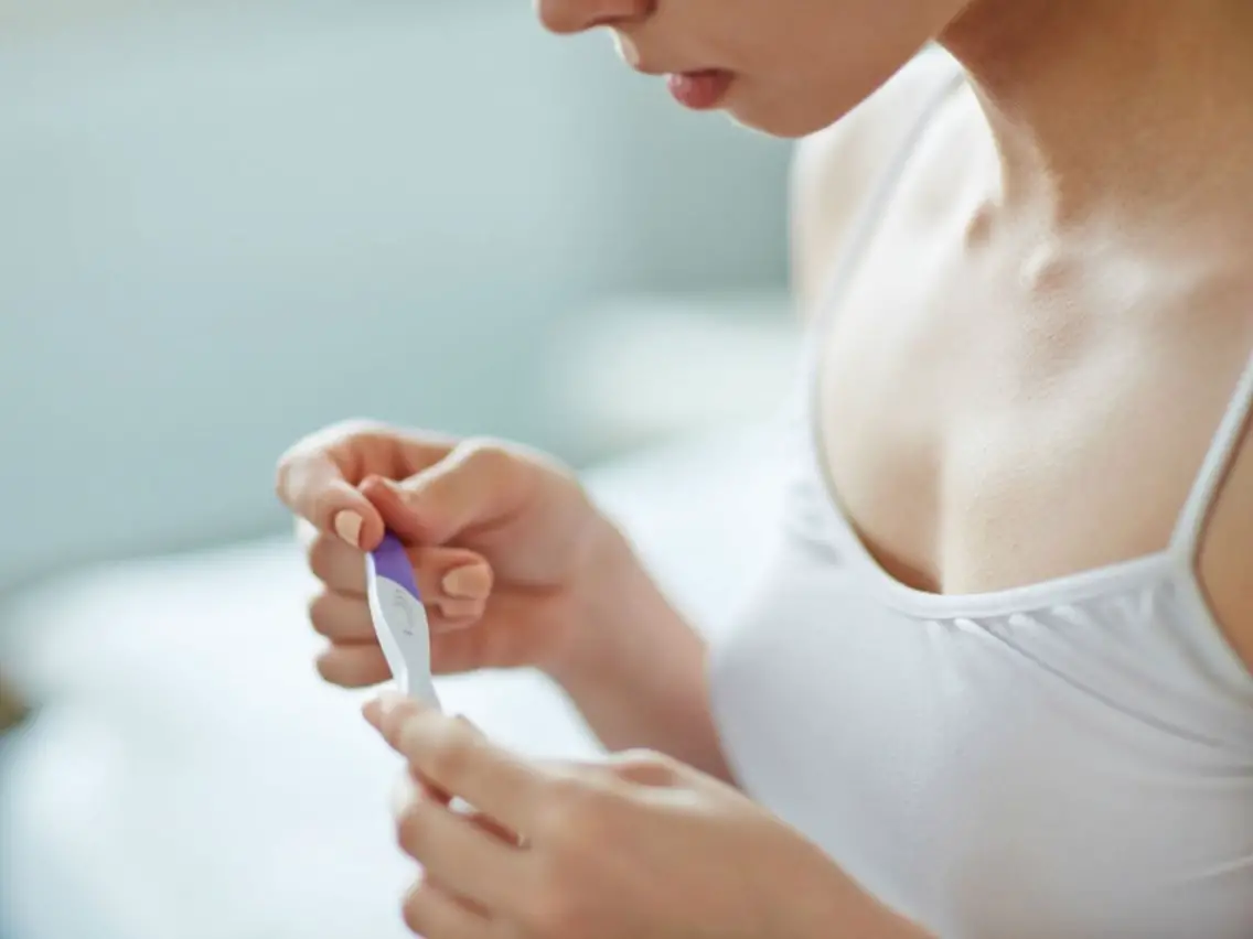 امرأة تحمل اختبار الحمل