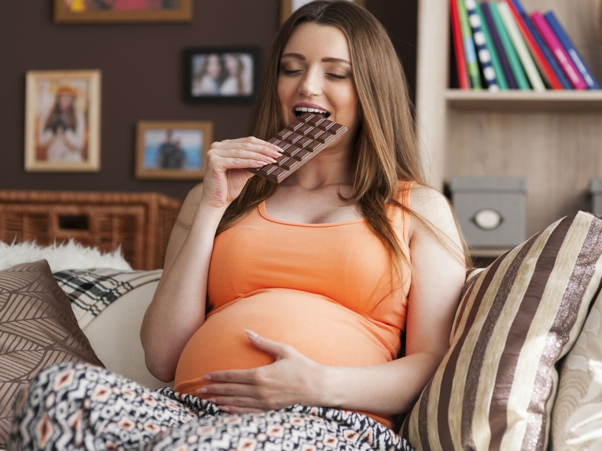 امرأة حامل تتناول الشوكولا