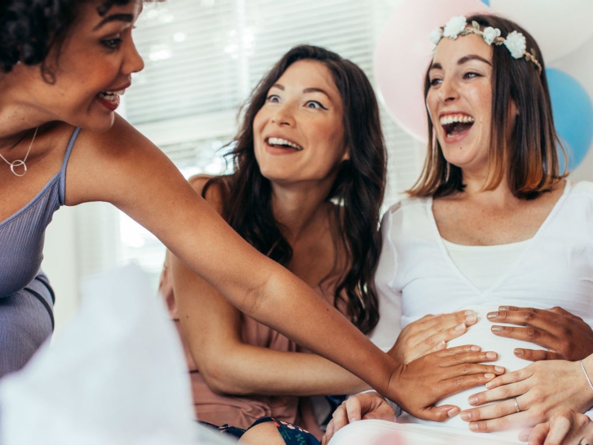 امرأة حامل وصديقاتها