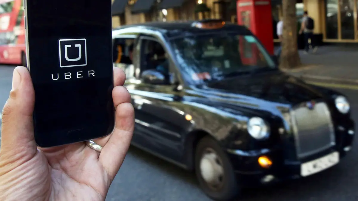 تطبيق أوبر وسيارات الأجرة السوداء في لندن