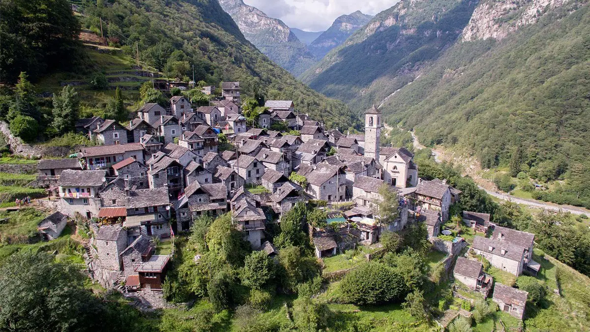 من المقرر أن تصبح قرية (كوريبو) الواقعة في وادي (فيرزاسكا) في جنوب سويسرا أول ”فندق مبعثر“ في البلد.