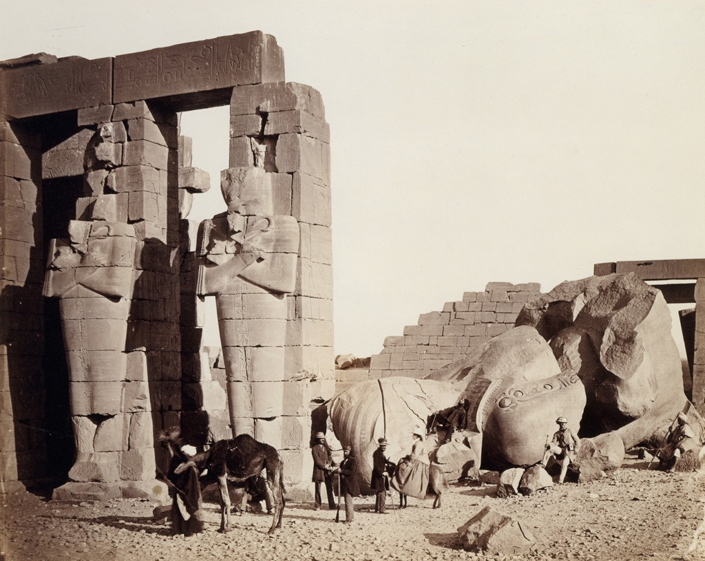 أعمدة الإله (أوزيريس) و”العمالقة العظماء“ في معبد الرمسيوم في طيبة في مصر، سنة 1862.