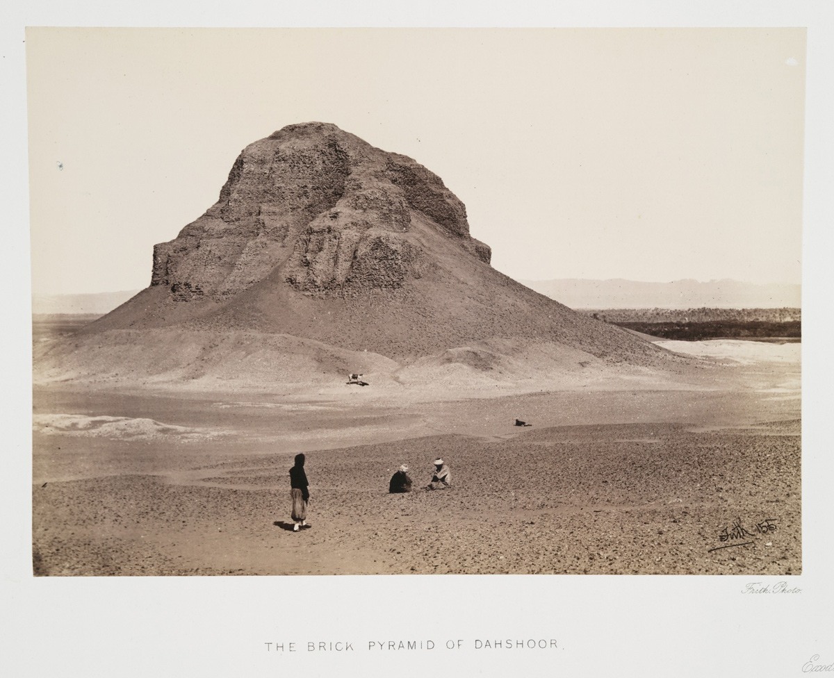 هرم في دهشور في مصر، حوالي 1862 - 1863.