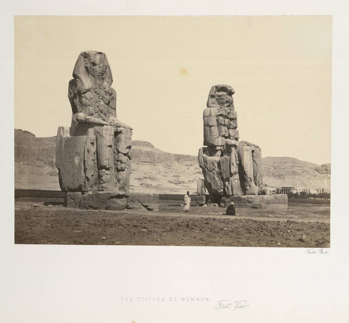 تمثال ممنون العظيم، يبرز الفرعون أمنحوتب الثالث، في طيبة، في مدينة الأموات سنة 1857.