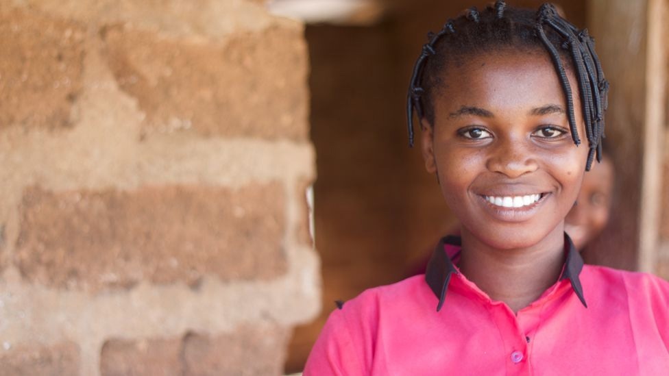 الطالبة (ستيلا أودوبي) متخوفة من أن الأهالي في قرية (أوبانغ) لا يمررون لغاتها الفريدة إلى أبنائهم.