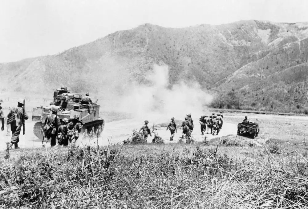 يتقدم رجال فوج (ويست يوركشاير) والكتيبة العاشرة من قوات الـ(جوركا) على طول طريق (إيمفال-كوهيما) خلف دبابات (لي-غرانت). يوليو 1944. Photo credit: Imperial War Museum