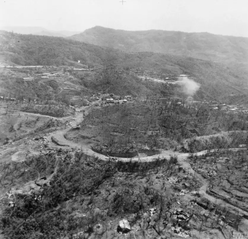 بلدة (كوهيما) تطل على الشرق، وهضبة (جايل) في وسط الطريق الرئيسي الذي يمر حولها ويختفي خلف الجبال. Photo credit: Imperial War Museum