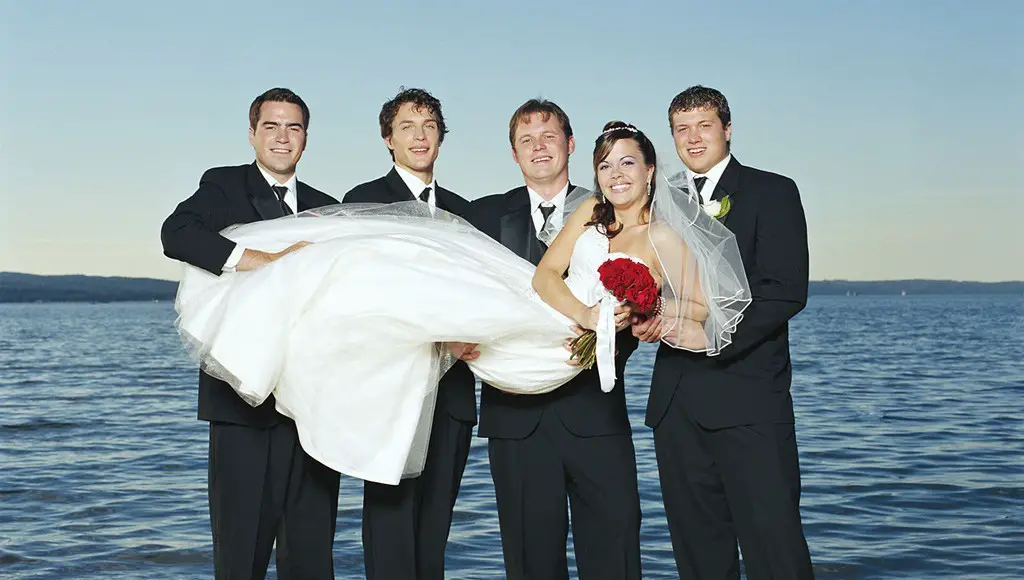 عدة أزواج يحملون عروساً واحدة
