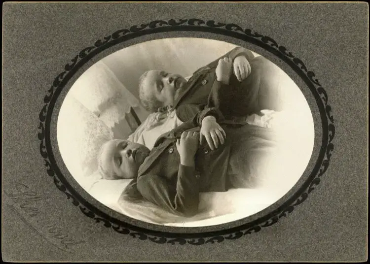 صورة (هيرال) و(فيرول تروملي) اللذين توفيا في المنزل في (فريمونت تاونشيبب) في (ميتشيغان) بسبب التهاب الكلى واستسقاء الرئتين في شهر أكتوبر سنة 1900.