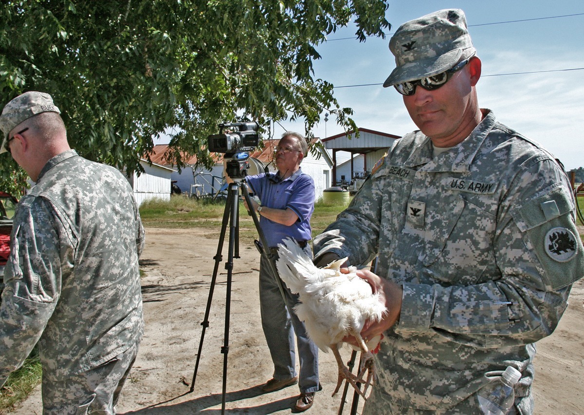 جندي مارينز يحمل دجاجة