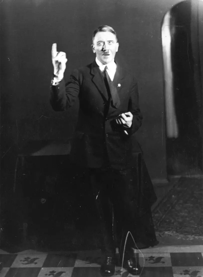 صور محرجة لأدولف هتلر قام بحضر نشرها بعد أن استوعب الأمر