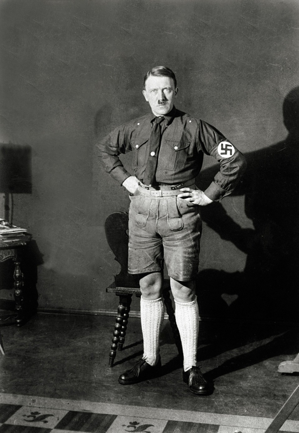 صور محرجة لأدولف هتلر قام بحضر نشرها بعد أن استوعب الأمر