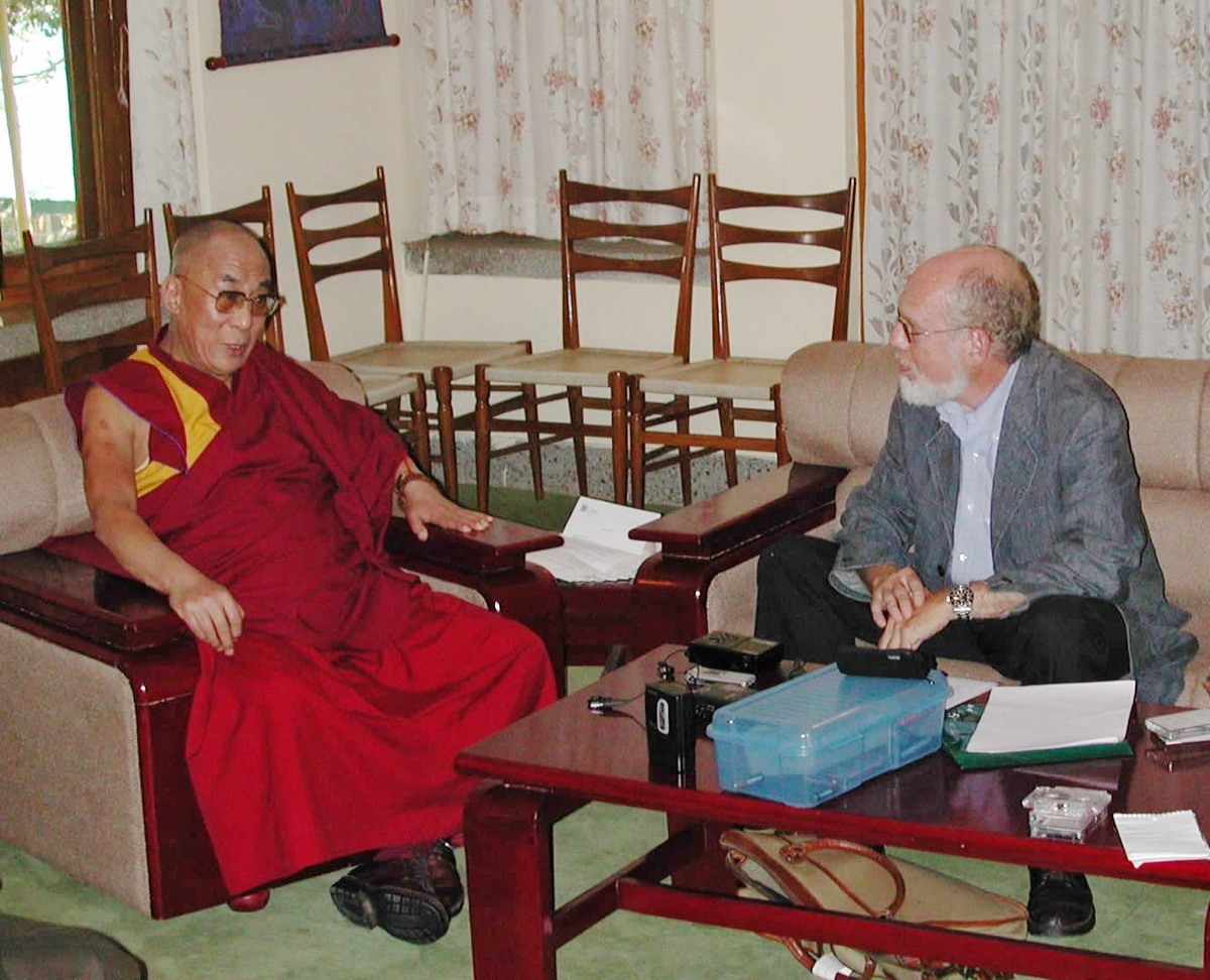 البروفيسور (غولدستين) في حوار له مع الـ(ديلاي لاما) في الهند.