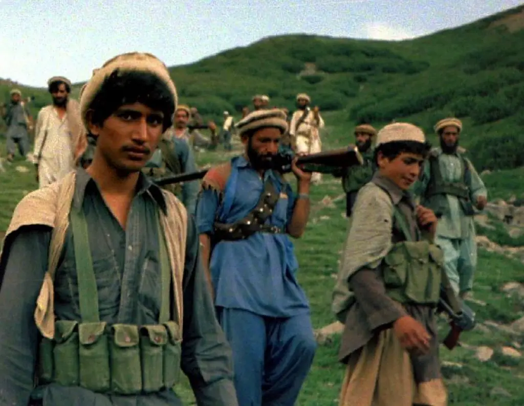 مجاهدون أفغان يعبرون الحدود في منطقة باكستان.