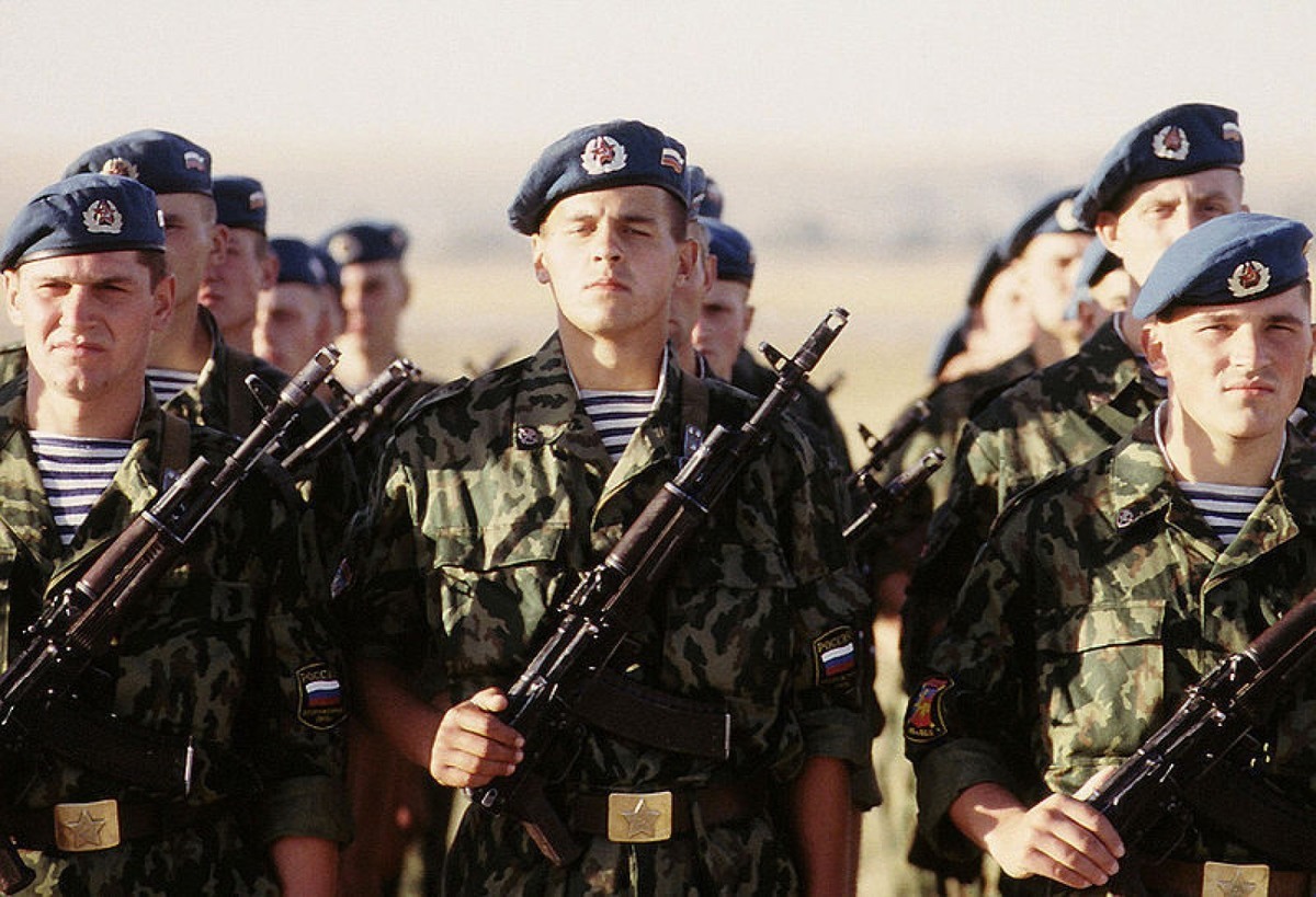 جنود المظليين الروس.