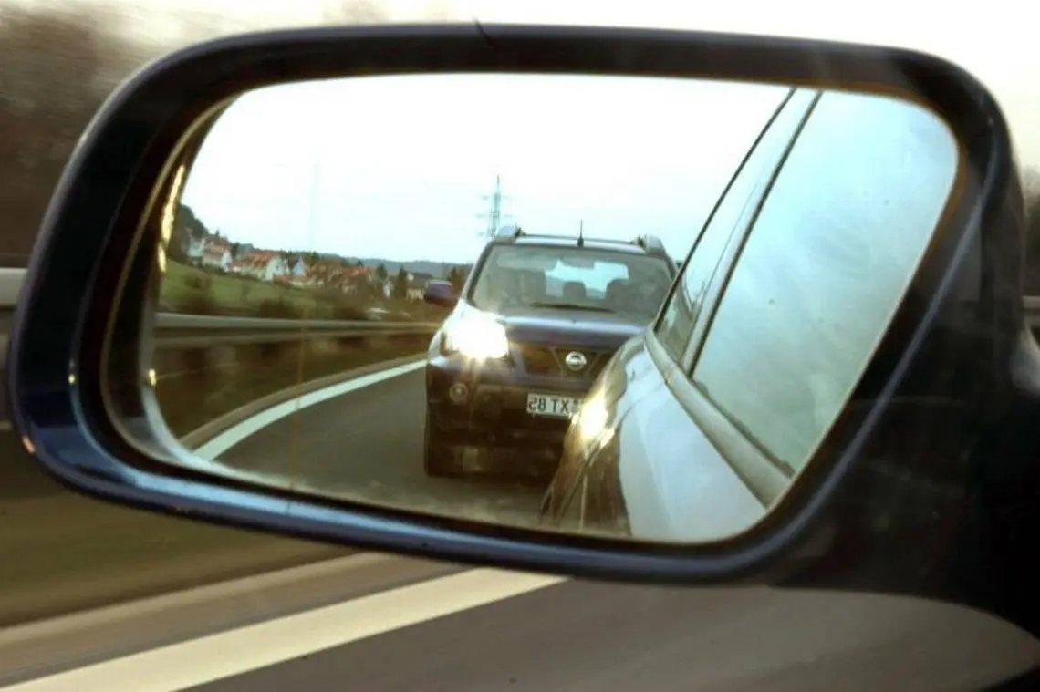 المرآة العاكسة في السيارة