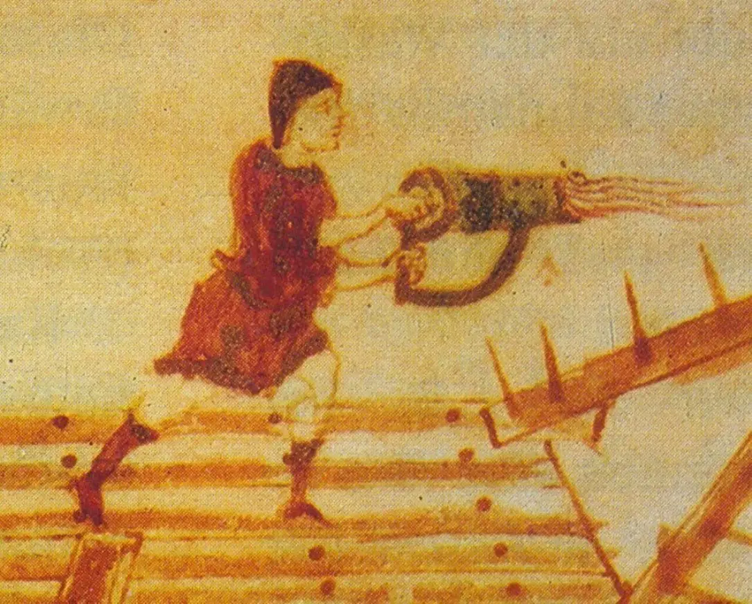 جندي بيزنطي قديم يستخدم قاذف لهب يدوي مزود بالنار الإغريقية.