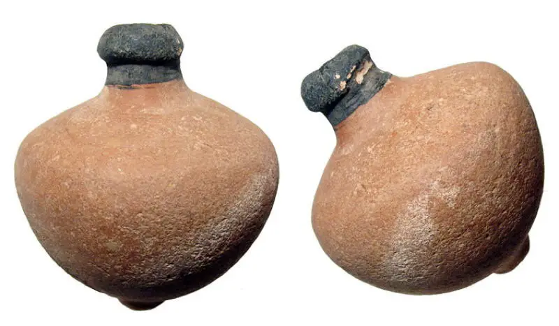 قنابل يدوية كانت تستعمل داخلها النار البيزنطية، بين القرنين الثامن والعاشر للميلاد.