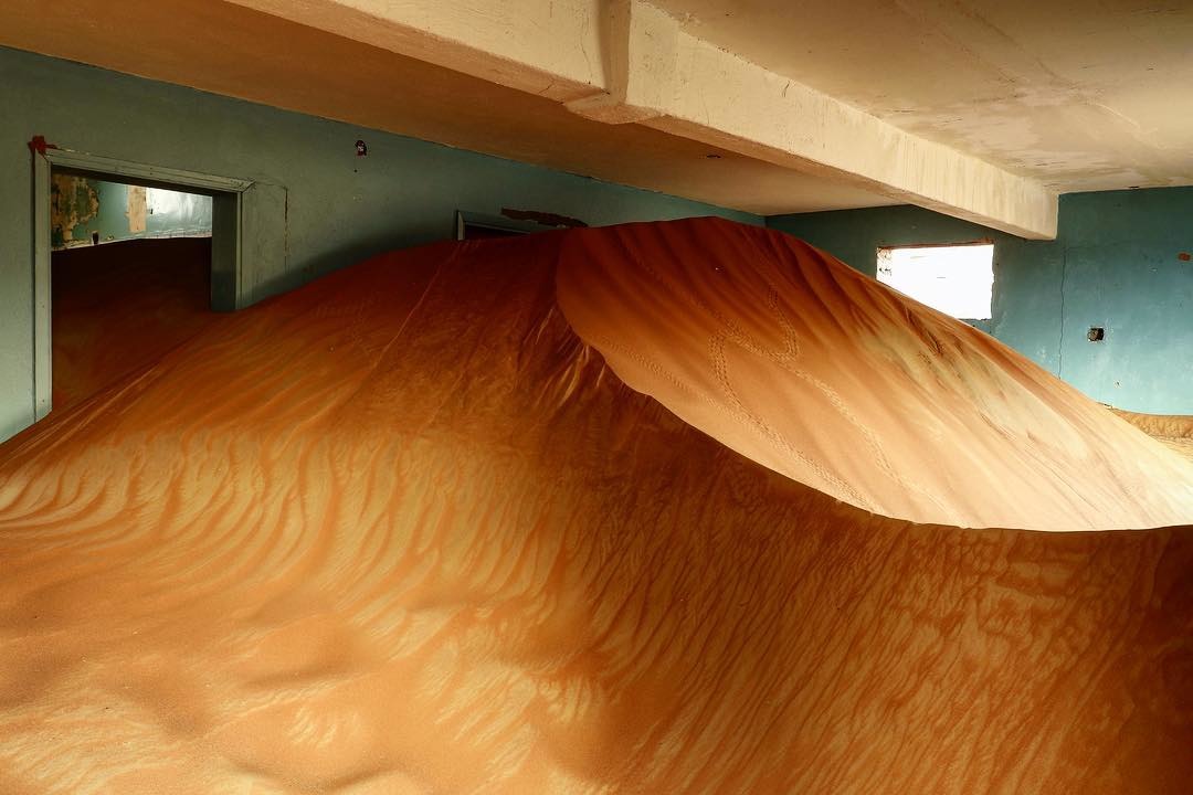 كثبان رملية داخل منزل في قرية المدام الإماراتية