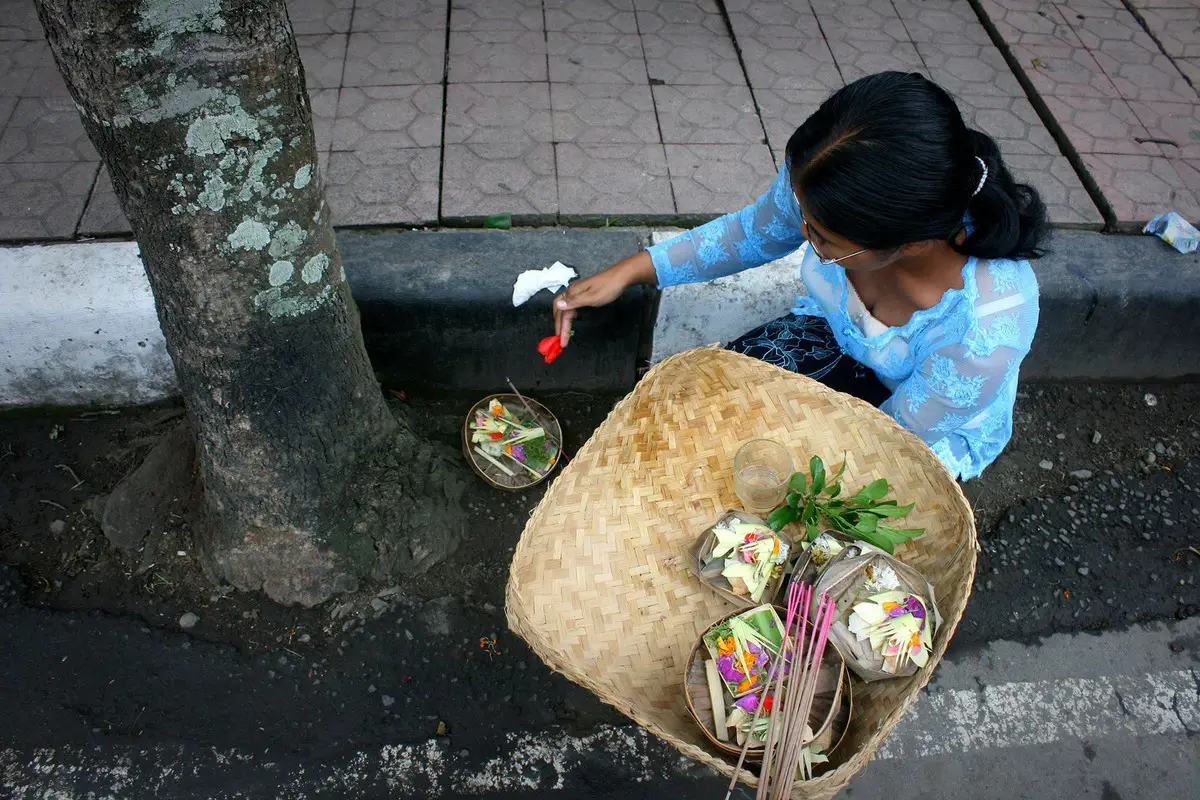 امرأة أندونيسية تقدم القرابين الصباحية